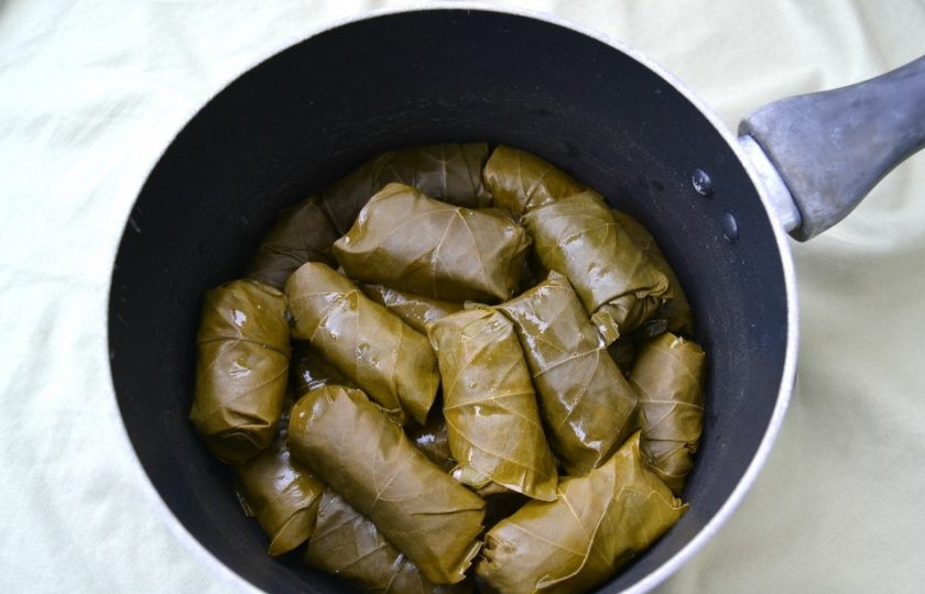 1. Этап. Долма с бараньим фаршем: 9. Выложите долму в кастрюлю и залейте водой. Отправьте кастрюлю на огонь, закройте крышкой и после закипания готовьте 50-60 минут.