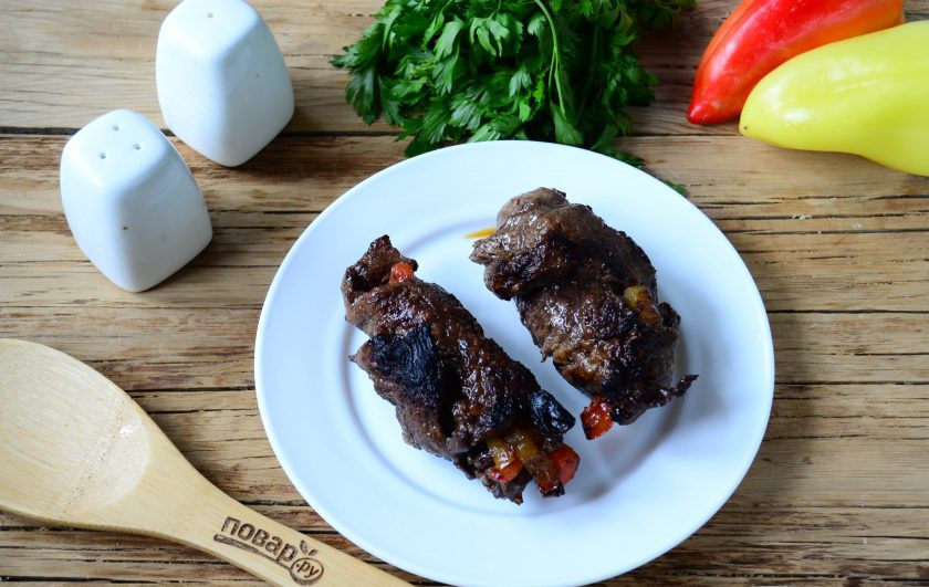 1. Этап. Мясные роллы, фаршированные овощами: На сковороде разогрейте пару столовых ложек растительного масла. Выложите роллы и жарьте на среднем огне, часто переворачивая. Степень прожарки регулируйте самостоятельно, мне нравится степень прожарки 