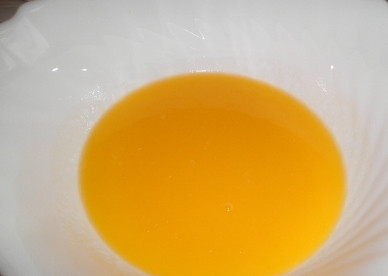 1. Этап. Кулич из творога: Растапливаем и остужаем сливочное масло, выдавливаем сок из половинки лимона. Добавляем масло, сок и щепотку соли к яйцам, тщательно размешиваем.