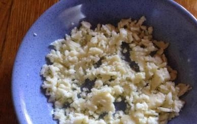 1. Этап. Фаршированные сардельки: Вареную картофелину измельчить на терке или просто размять.