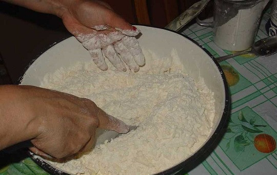 1. Этап. Армянская пахлава: 2. Ножом и руками разотрите все до однородной крошки.