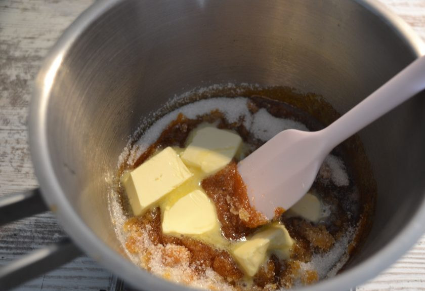 1. Этап. Капкейки с соленой карамелью: Когда сахар начнет темнеть, снимите с огня и вмешайте сливочное масло.