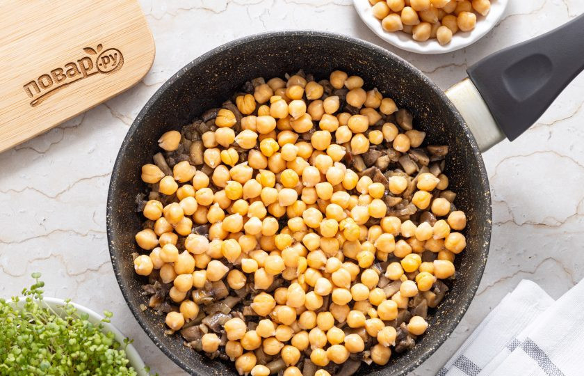 1. Этап. Нут с грибами в сливочном соусе: Затем добавьте отварной нут в сковороду.