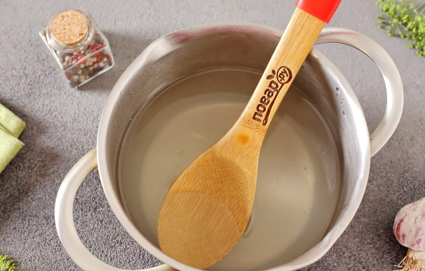 1. Этап. Маринованные помидоры с луком и чесноком на зиму: После чего воду слейте в кастрюлю, добавьте сахар, соль и доведите до кипения. В самом конце влейте уксус.