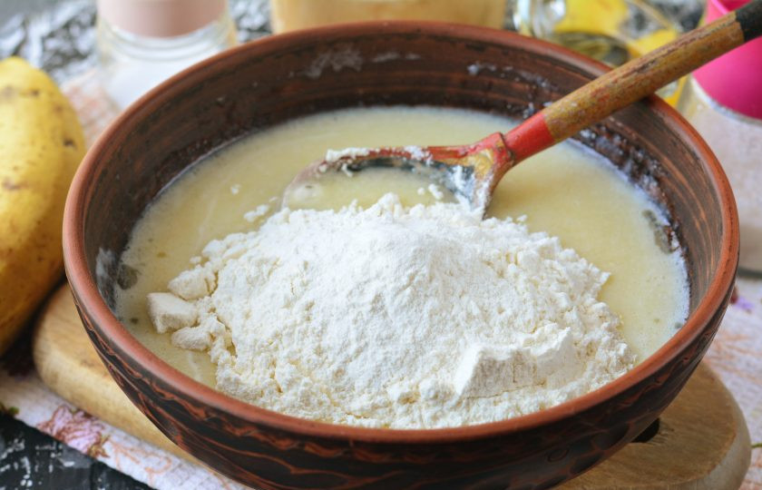 1. Этап. Бананово-грушевый пирог: Всыпьте муку, соду и соль.