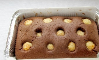 1. Этап. Пляцок: Выпекайте пирог при 180 градусах в течение 40 минут. Остудите выпечку.