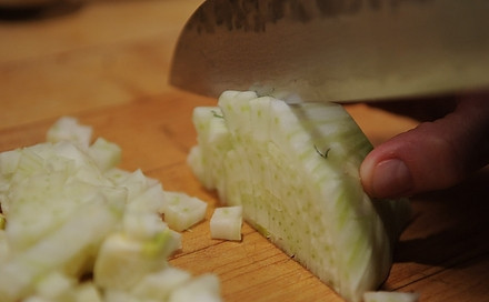 1. Этап. Закуска из тыквы: Мелкими кубиками нарезаем лук.