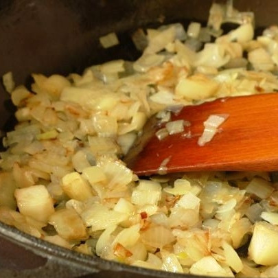 1. Этап. Баклажаны с шампиньонами: Когда час пройдет, достаем баклажаны из холодильника. Лук мелко нарезаем и обжариваем в растительном масле до прозрачности.