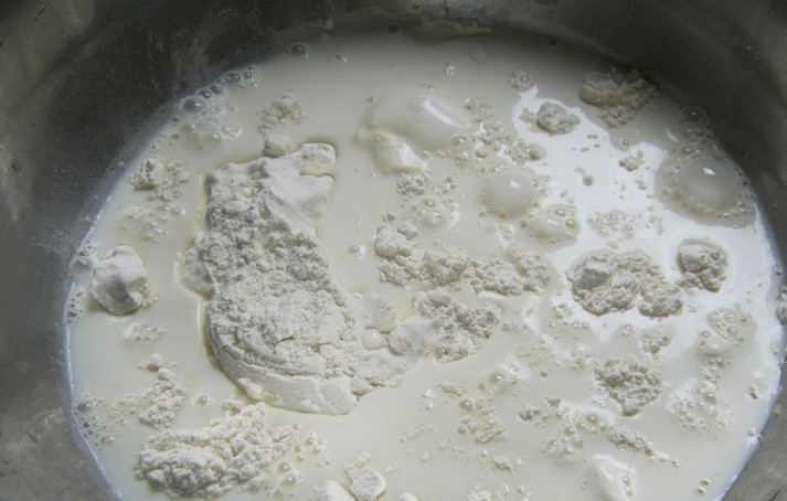 1. Этап. Творожное дрожжевое тесто: Вливаем холодное молоко.