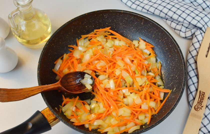 1. Этап. Картофель с фаршем: Доводить до готовности не нужно, просто обжарить 2-3 минуты.