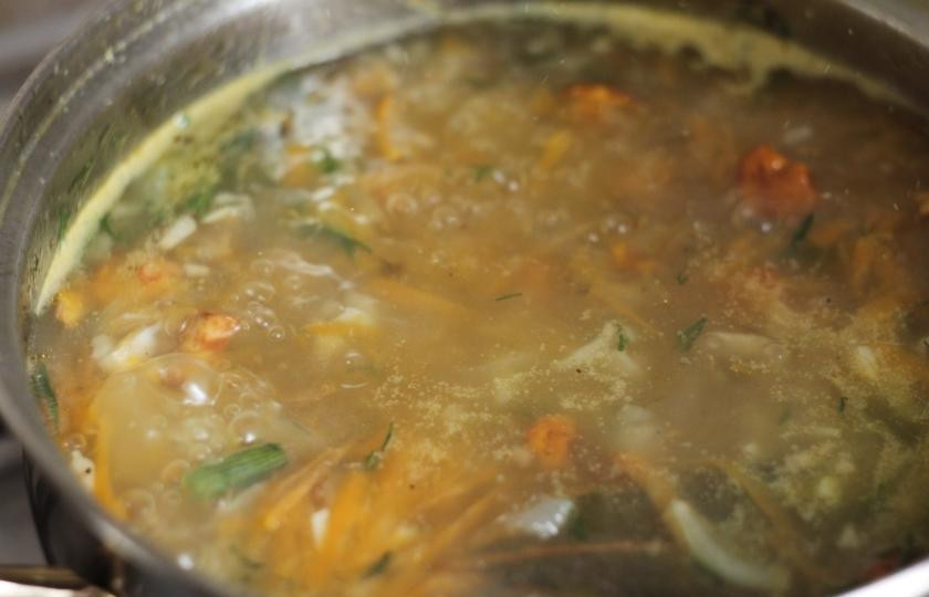 1. Этап. Суп с лисичками: Даем супу покипеть около 5-7 минут. Затем выключаем и накрываем крышкой.