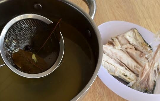1. Этап. Солянка рыбная: 2. Хвост пеленгаса, лавровый лист, душистый перец залейте холодной водой (2 л), доведите до кипения, снимите пенку. Отваривайте бульон в течение 10 минут, процедите. Мясо рыбы снимите с хвоста, измельчите и закиньте в бульон.