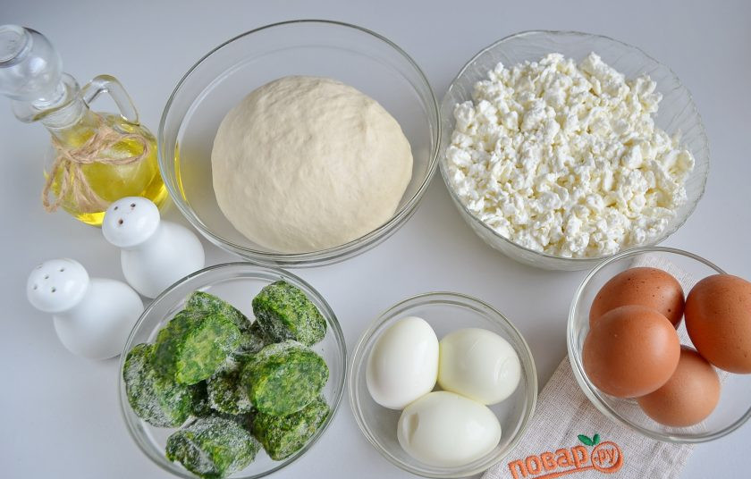 1. Этап. Пирог с творогом и шпинатом: 1. Подготовьте продукты. Отварите 3 яйца, остудите и снимите скорлупу. Шпинат разморозьте и хорошо отожмите руками от влаги. Творог выбирайте сухой, влажный для такого пирога не подойдет, слишком много влаги не дадут пропечься тесту.