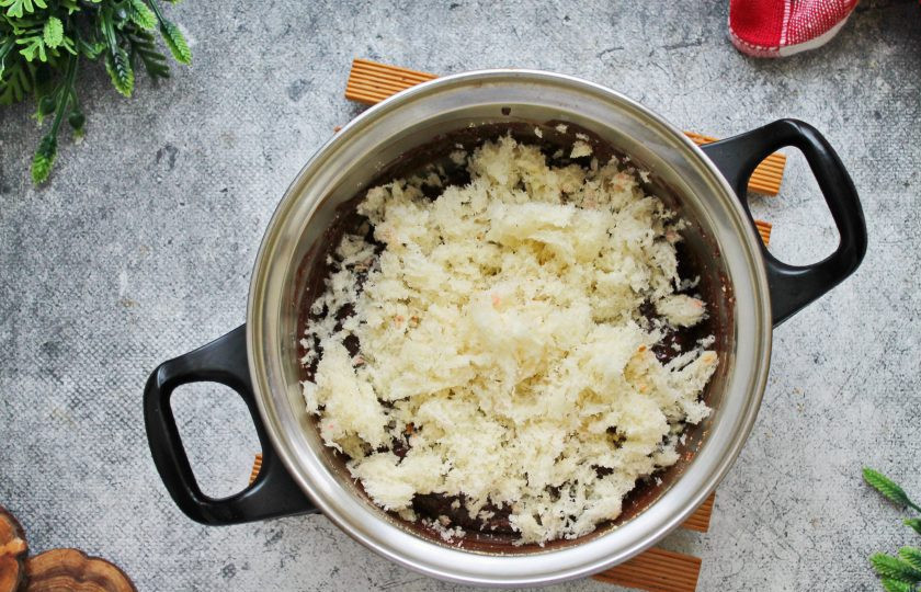 1. Этап. Кулич с шоколадной начинкой: Мякиш кулича измельчите, добавьте в шоколадную массу.