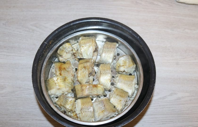 1. Этап. Минтай на пару в мультиварке: В мультиварке выставите режим 