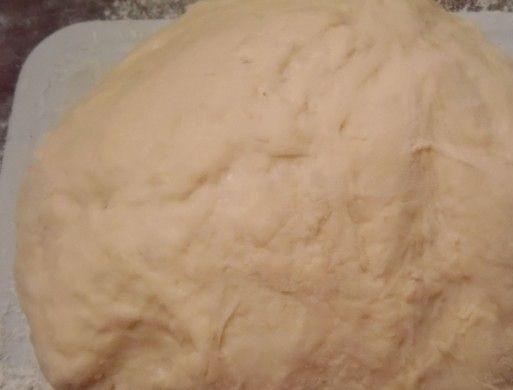 1. Этап. Пончики с яблочной начинкой: 3. Муку заранее просеиваю, порционно всыпаю её в миску к жидким продуктам, замешиваю тесто, оставляю его на 60 минут.