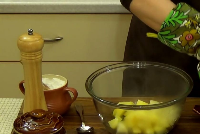 1. Этап. Картофель и мясо в горшочках: 5. Перемешайте и выложите в заправку готовый картофель. Приятного аппетита!