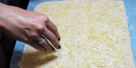 1. Этап. Домашние чипсы из лаваша: 4. Смазываем полученной массой наш развернутый лаваш.