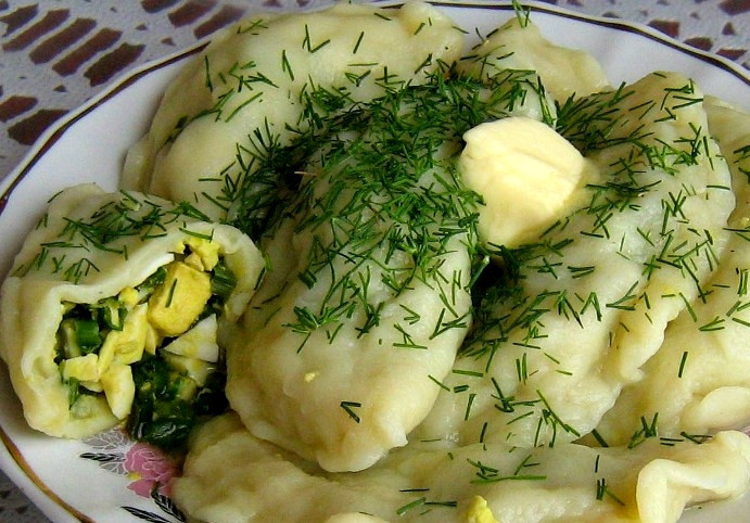 1. Этап. Вареники со шпинатом: После этого достаем их шумовкой и выкладываем в глубокую тарелку. Кладем кусочек сливочного масла. Сверху посыпаем укропчиком. Подаем на стол горячими, с пылу с жару! Приятного аппетита!