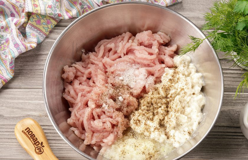 1. Этап. Куриные биточки в сливочном соусе: Куриной филе, лук и чеснок пропустите через мясорубку. Отожмите хлеб от излишков молока и добавьте к фаршу, так же пропустив через мясорубку. Соль и специи добавьте по вкусу.