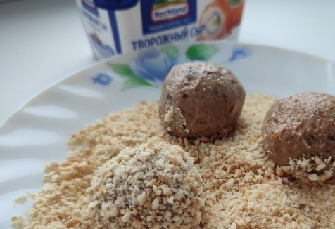 1. Этап. Творожный десерт с сухофруктами: Печенье перемолоть в крошку и обвалять в этой 