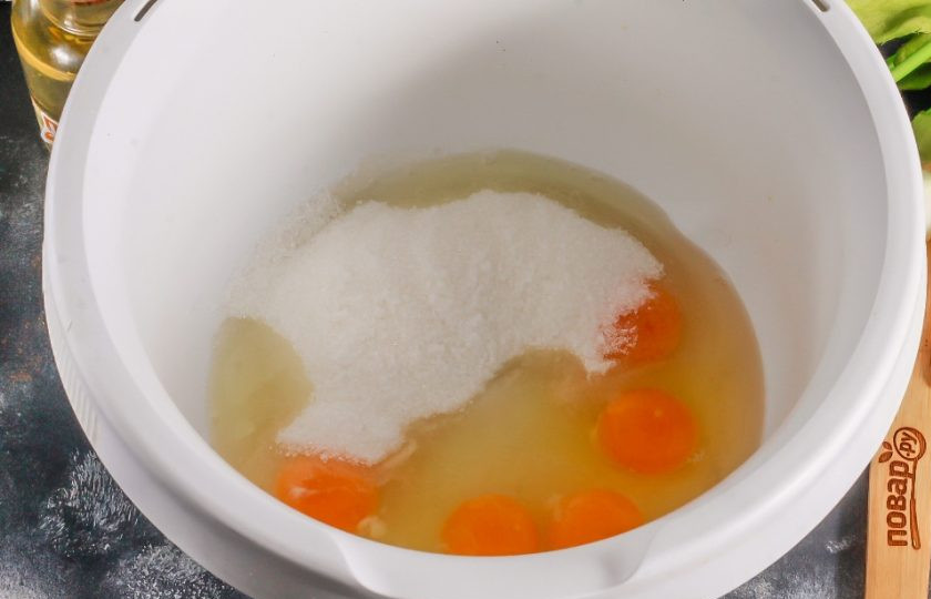 1. Этап. Бисквит на растительном масле: Вбейте куриные яйца в емкость миксера или кухонного комбайна. Всыпьте туда же сахарный песок и соль. По желанию можете добавить ванильный сахар или другой ароматизатор. Взбейте все на высокой скорости техники примерно 4-5 минуты в пышную пену.