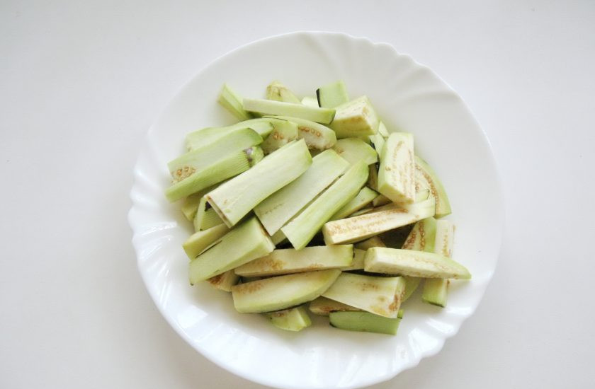 1. Этап. Острая закуска из баклажанов: Нарежьте брусочками, длиной приблизительно 5-6 см. Посолите и дайте постоять 10 минут, пока на баклажанах не образуется жидкость.