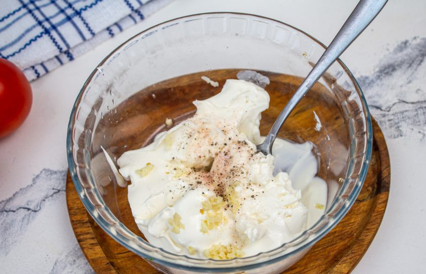 1. Этап. Помидоры с творожным сыром и чесноком: Сливочный сыр смешайте со сметаной и чесноком пропущенным через пресс. Посолите и поперчите по вкусу. Тщательно перемешайте начинку.