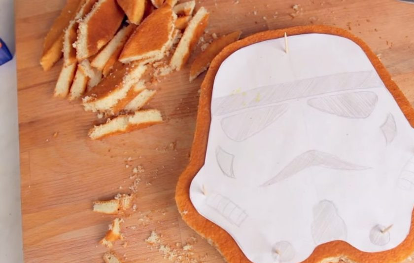 1. Этап. Штурмовик со взбитыми сливками: 2. Далее вырежьте коржи в форме Дарта Вейдера (для этого воспользуйтесь трафаретом из бумаги).