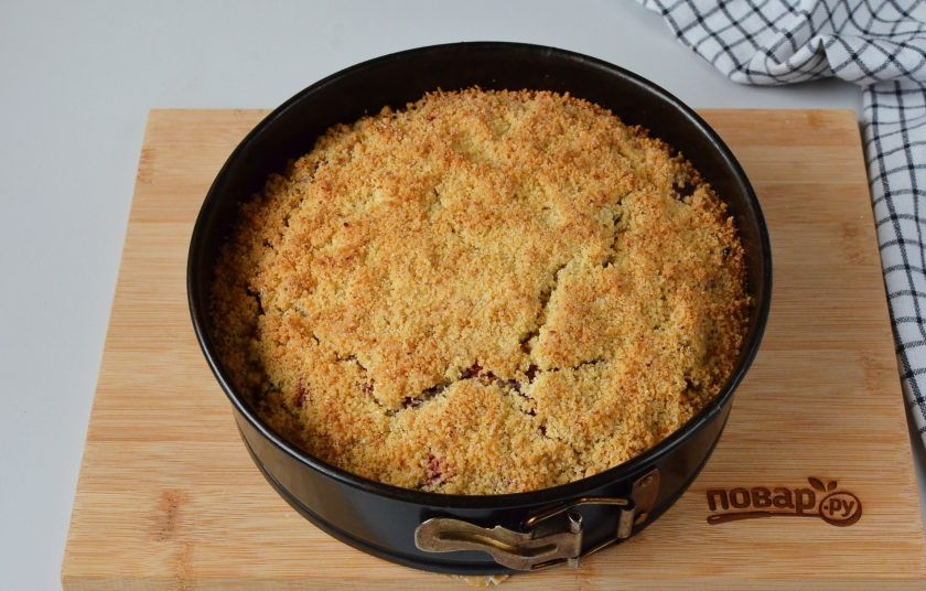 1. Этап. Пирог с клюквой и штрейзельной крошкой: Пирог готов! Остудите его немного в форме, потом снимите ее и переложите пирог на блюдо.