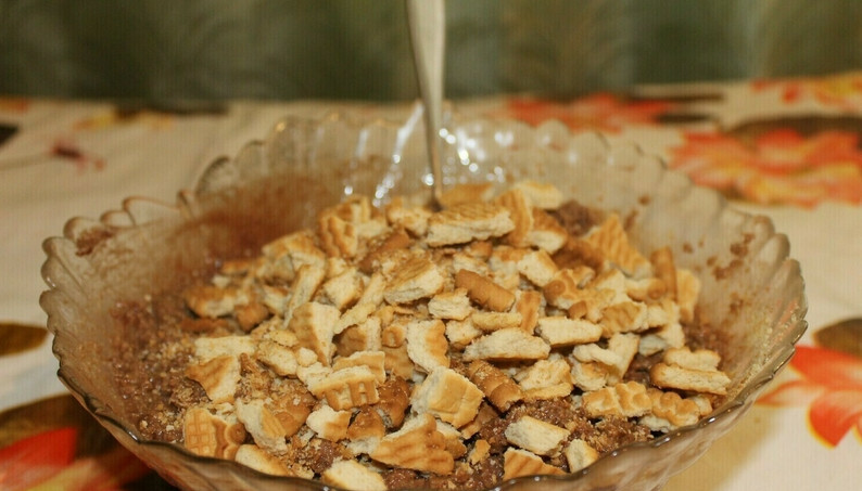 1. Этап. Сладкие колбаски из печенья: 4. Добавим крупно порубленное печенье и вновь перемешаем.