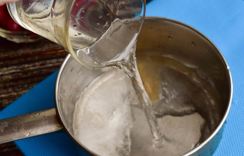 1. Этап. Японское желе: Влейте воду.