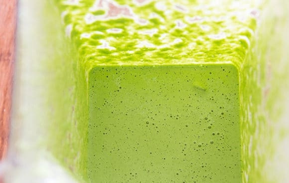 1. Этап. Соус из перца халапеньо: 2. Также добавьте соль, перец, сок, масло и майонез. Измельчите ингредиенты.