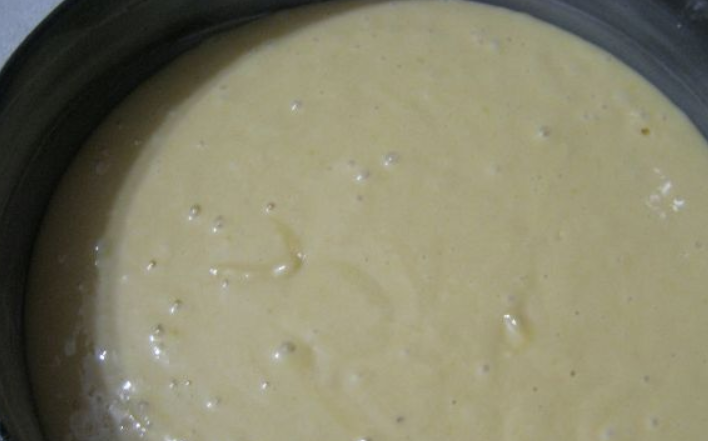 1. Этап. Бисквитное тесто со сметаной: Тесто готово! Переливайте его в форму — и выпекайте вкусный бисквит!