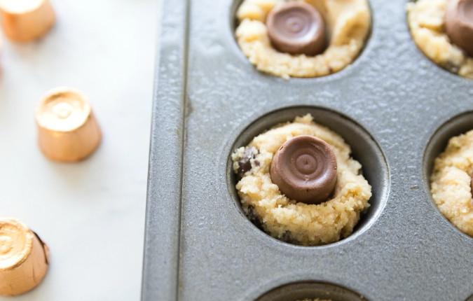 1. Этап. Быстрое печенье с шоколадом: 3. Потом в центр каждого изделия выложите конфету, придавив тесто.