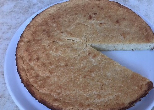 1. Этап. Итальянский манник на рикотте: Остывший манник выкладываем на блюдо. Можно полить его вареньем, сиропом или взбитыми сливками, но он и так хорош :) Приятного чаепития!