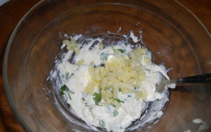 1. Этап. Помидоры жареные: Делаем начинку для помидоров - сыр растираем с петрушкой и смешиваем с выдавленным чесноком.