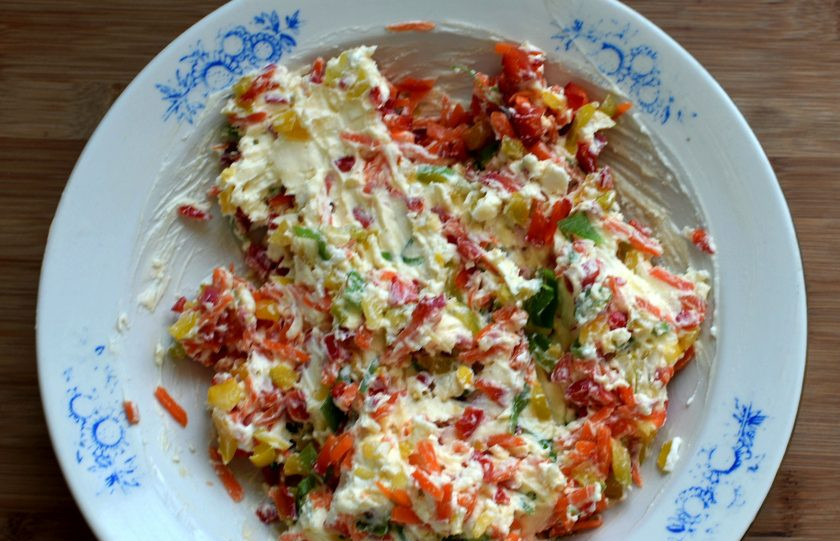 1. Этап. Зеленый рулет на белках: Немного остудите овощи и смешайте их с размятой брынзой и сливочным сыром, добавьте зеленый лук, немного посолите и поперчите.