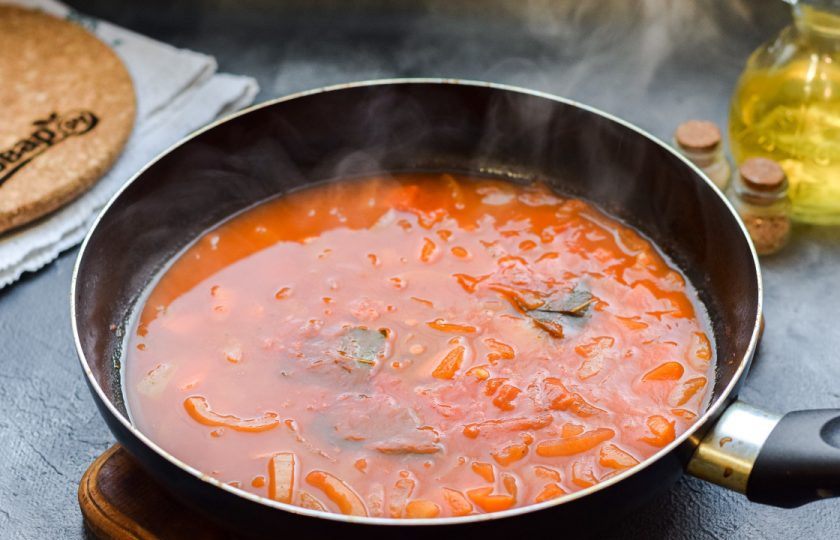 1. Этап. Соус для котлет: Тушите соус 15-20 минут. В конце приготовления добавьте щепотку сахара. Готовые котлеты можно тушить в соусе или просто подавать к столу, поливая соусом котлеты и гарнир.