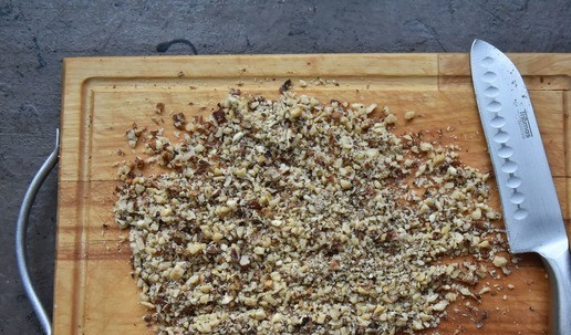 1. Этап. Салат Приручить дракона 2024: Орехи измельчаю с помощью ножа.