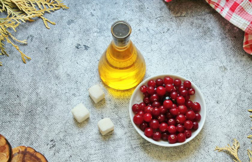 1. Этап. Пастила из клюквы: Подготовьте все необходимые ингредиенты для приготовления пастилы из клюквы. Ягоды переберите, удаляя веточки, листья и испорченные. Клюкву вымойте и дайте воде полностью стечь.