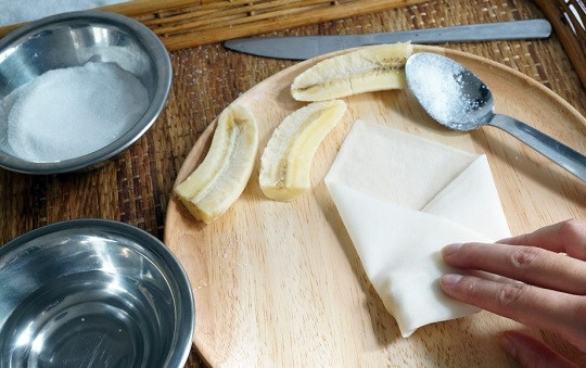 1. Этап. Спринг роллы с бананом: 4. И начните аккуратно заворачивать роллы таким образом, как показано на фотографии.