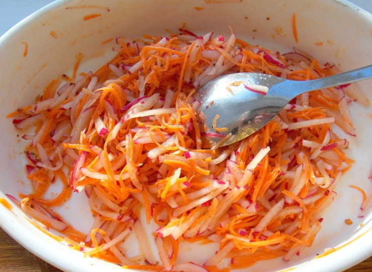 1. Этап. Салат с редисом по-корейски: Растительное масло нагрейте до горячего состояния, но не до кипения. Вылейте на овощи и перемешайте.