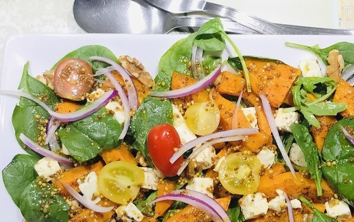 1. Этап. Салат с тыквой, шпинатом и заправкой Шерри: Выложить на сервировочное блюдо тыкву, лук, шпинат, козий сыр и обжаренные грецкие орехи. Полить заправкой Шерри и сразу подавать