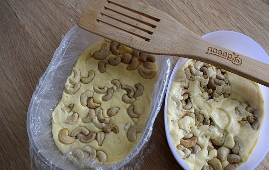 1. Этап. Бурфи: Теплую массу выложите в формы, добавьте орешки кешью и вдавите их. Поставьте форму в холодильник на 1 час.