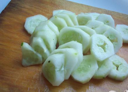 1. Этап. Испанский холодный суп: 3. Очищаем от кожицы огурцы и нарезаем кусочками.