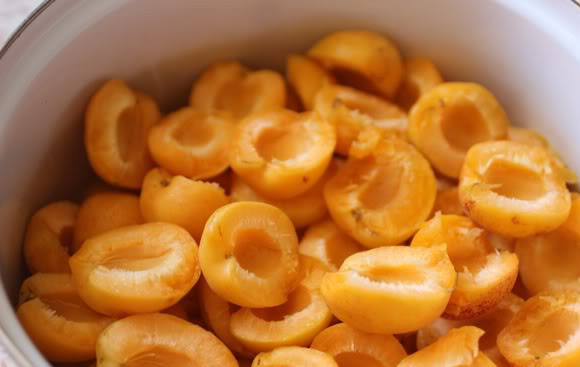 1. Этап. Варенье из абрикосов дольками: 2. Дольки поместите в кастрюлю, в которой вы будете готовить варенье. Теперь можно засыпать их сахаром.