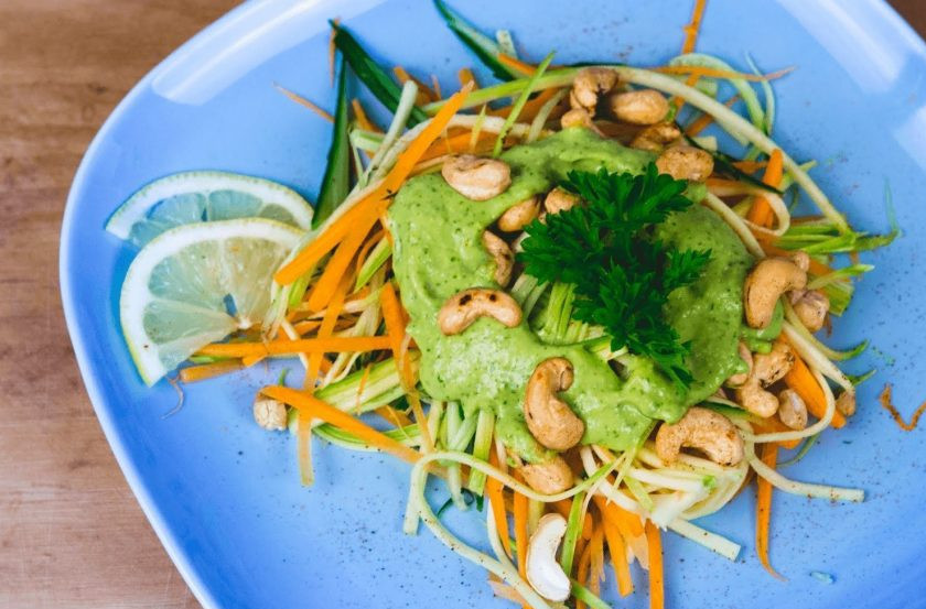 1. Этап. Легкий салат с кешью и чудо-соусом: 4. Соберите салат и смешайте его с заправкой и кешью. Украсьте салат зеленью и дольками лимона. Приятного аппетита!