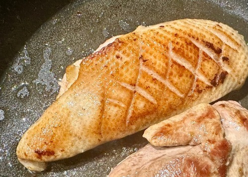 1. Этап. Утиная грудка в капусте: Сухая сковорода. Практически раскалил. Сковороду. И выложил на нее грудки. Перед тем, как выложить грудки, нагрев убавил до сильно «ниже среднего», кстати. Чтобы грудки не подгорели, надо сразу же их перемещать, переворачивать. Грудки весьма быстро начнут жиром исходить. Температура сковороды быстро нормализуется и грудки слегка подрумянятся. Вот так. Чтобы красивыми стали.