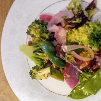 Салат из брокколи, фиников, орехов пекан